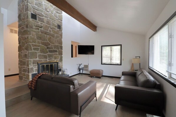 Smart-tv en een open haard