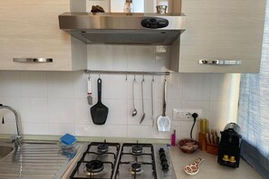 Fridge, oven, toaster, cookware/dishes/utensils - Donor House (Cagliari)