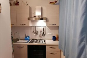 Fridge, oven, toaster, cookware/dishes/utensils - Donor House (Cagliari)