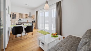 Un apartamento moderno con comedor, cocina y sala de estar.