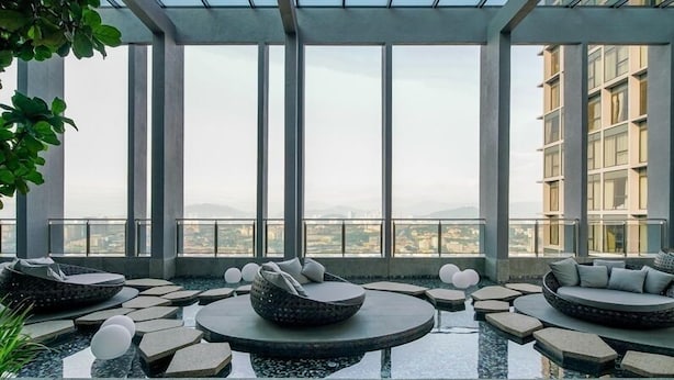 A rooftop infinity pool with circular seating areas and a clear view of the cityscape. - Expressionz Suites by Manhattan Group  (Kuala Lumpur)