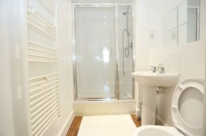 Serviettes fournies, papier toilette