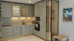 Réfrigérateur, micro-ondes, four, plaque de cuisson