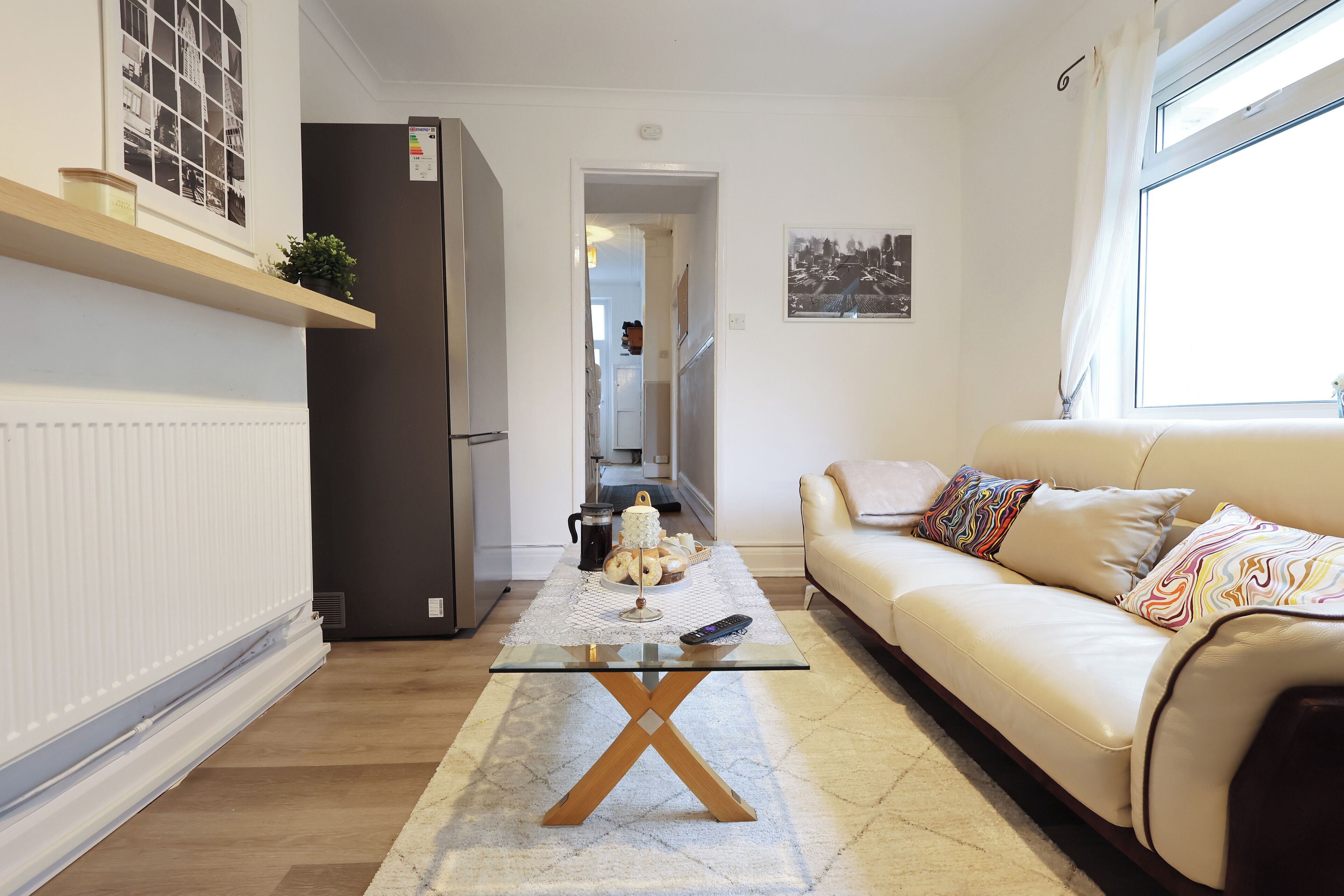 Full-sized fridge, microwave, oven, stovetop