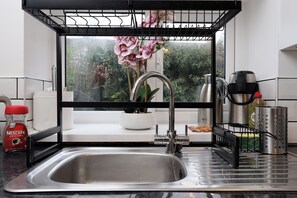 Full-sized fridge, microwave, oven, stovetop