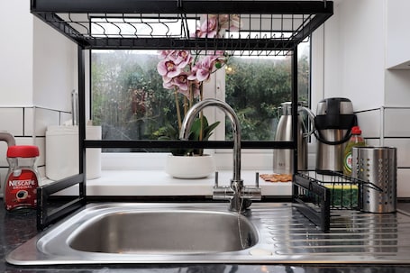 Refrigerador con freezer, microondas, horno, placa de cocina