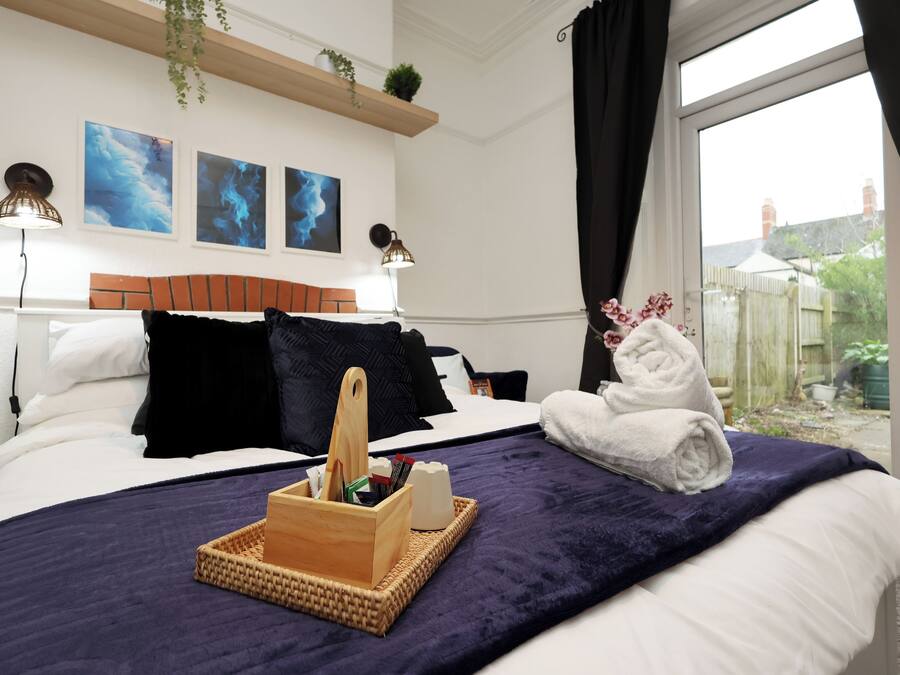 Skrivebord, skrivebord for bærbar PC, lydisolert og strykejern/-brett