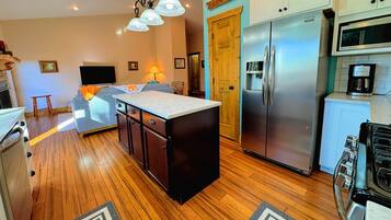 Køleskab, mikrobølgeovn, ovn, kogeplade