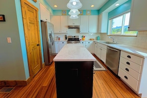 Fridge, microwave, oven, stovetop - 3BR Retreat Off Ski Hill Road (Driggs)