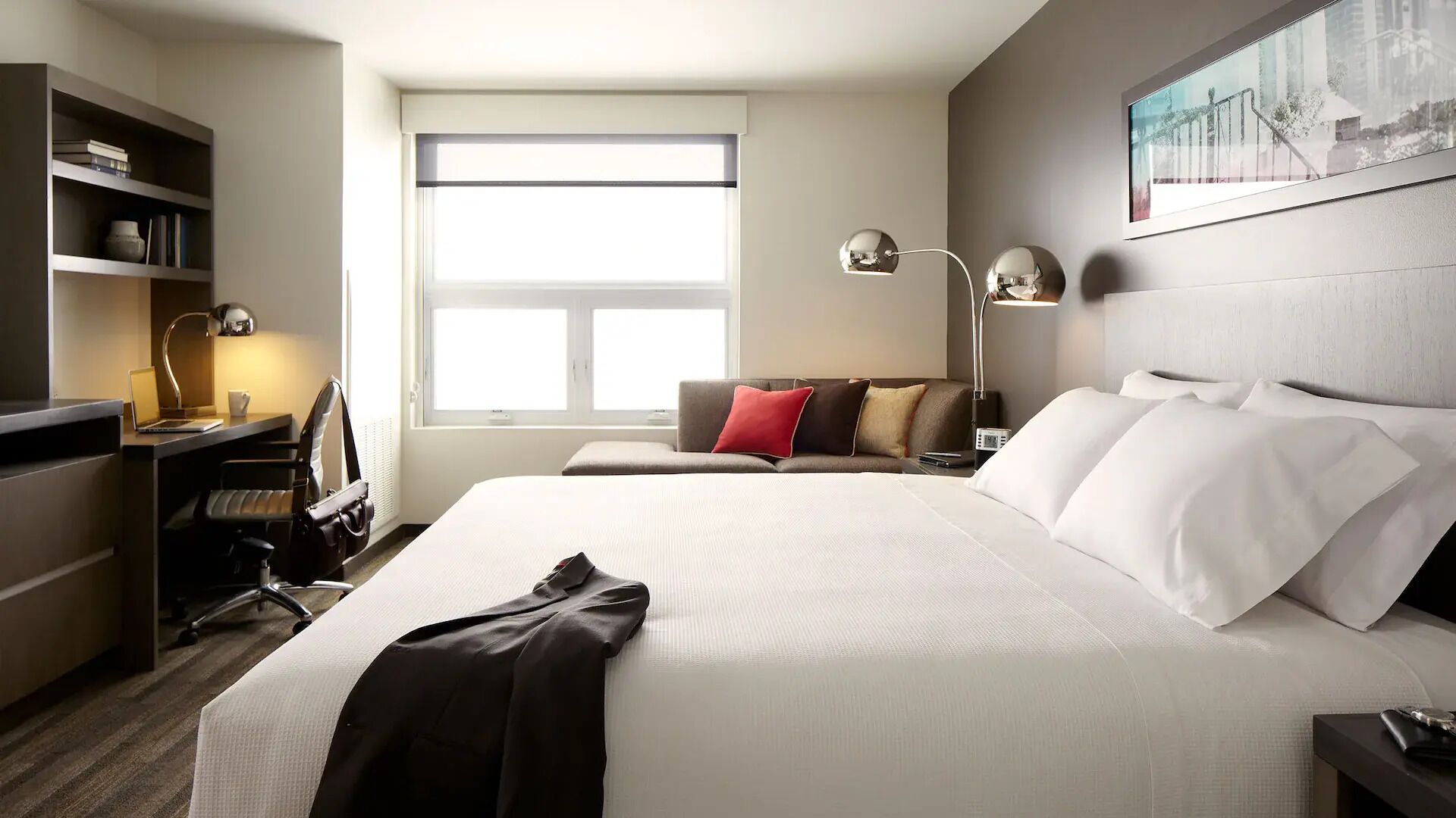 Travel crib, free WiFi, bed sheets