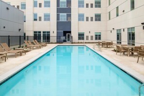 Outdoor pool - Hyatt House Fresno Campus Pointe (Fresno)