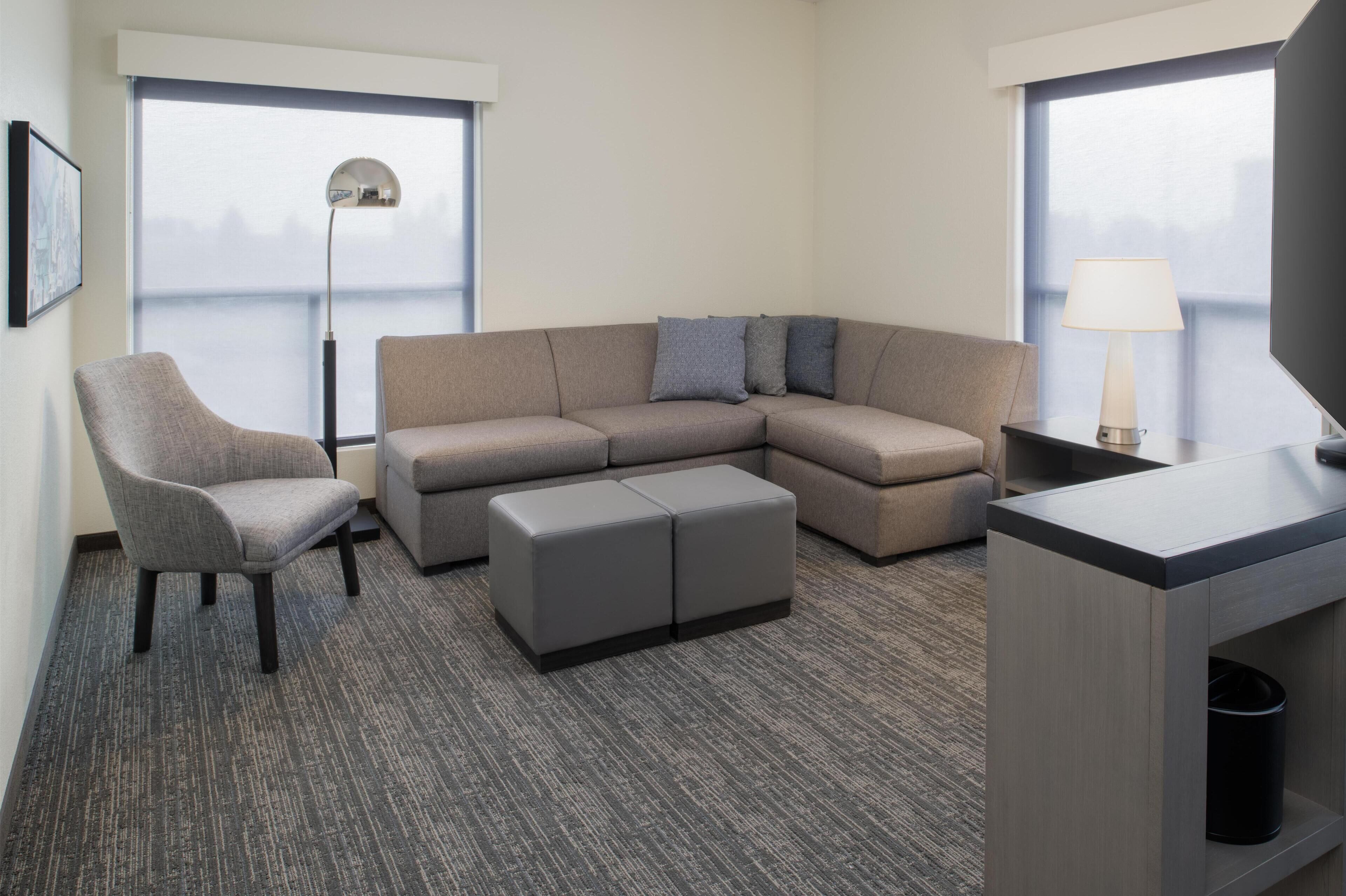 Minibar, Zimmersafe, Schreibtisch, Verdunkelungsvorhänge