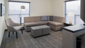 Minibar, caja de seguridad en la habitación y escritorio