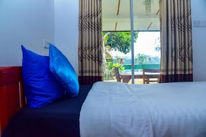 Chambre triple Deluxe, vue sur la montagne | Coffre-fort, système d’insonorisation, fer et planche à repasser