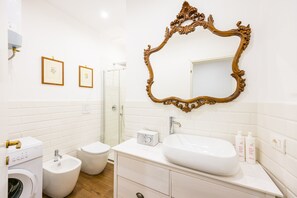 Douche, sèche-cheveux, bidet, serviettes fournies