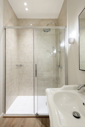 Shower, free toiletries, hair dryer, towels - Raíces Alameda Casa Palacio (Seville)