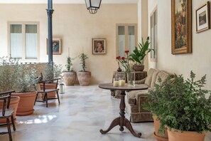 Courtyard - Raíces Alameda Casa Palacio (Seville)