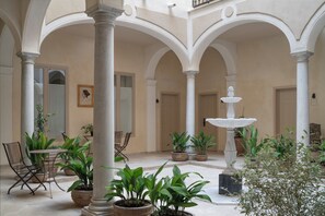 Courtyard - Raíces Alameda Casa Palacio (Seville)