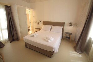 2 bedrooms, in-room safe, iron/ironing board, free WiFi