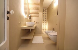 Dusche, Haartrockner, Bidet, Handtücher