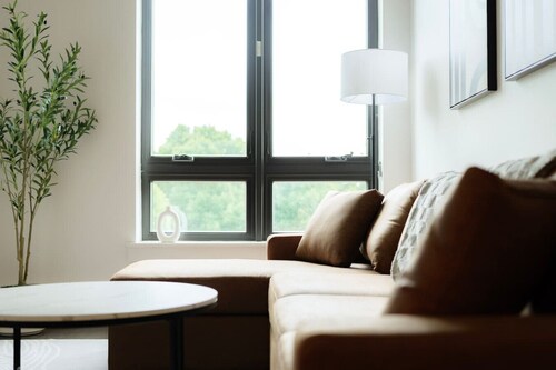 Above The Roots | Stylish 1BD on the Square