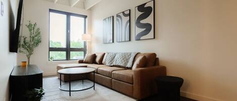 Een smart-tv en boeken