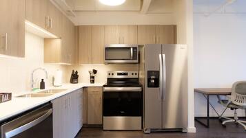 Geladeira, micro-ondas, fogão, cooktop