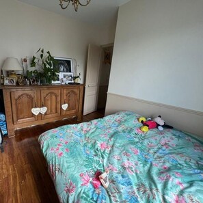 2 slaapkamers, een strijkplank/strijkijzer, internet, beddengoed