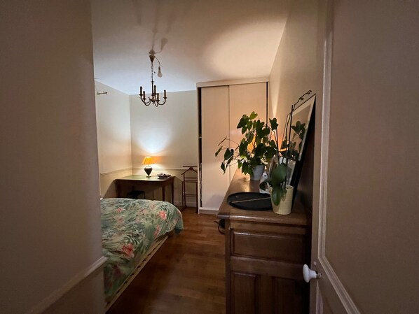 2 bedrooms, iron/ironing board, internet, bed sheets