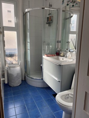 Een douche, een haardroger, handdoeken, zeep