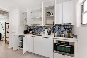 Kühlschrank, Herdplatte, Wasserkocher mit Kaffee-/Teezubehör, Toaster