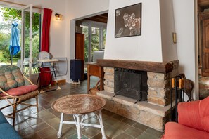 TV, fireplace