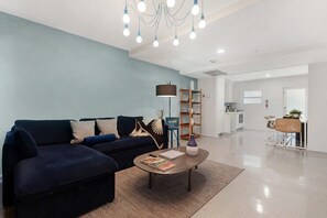 TV, offices - Roami at 250 Collins | Pool | Next to Beach (Miami Beach)