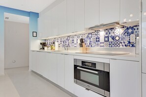 Kühlschrank, Herdplatte, Wasserkocher mit Kaffee-/Teezubehör, Toaster