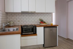 Kühlschrank, Ofen, Herdplatte, Wasserkocher