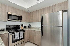 Réfrigérateur, micro-ondes, plaque de cuisson, lave-vaisselle