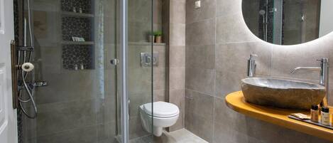 Douche, sĂšche-cheveux, serviettes fournies