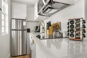 Kühlschrank, Mikrowelle, Herdplatte, Geschirrspüler