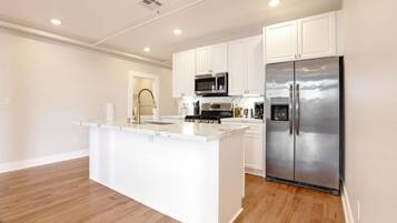 雪櫃、微波爐、焗爐、爐具