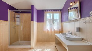 Dusche, Haartrockner, Handtücher