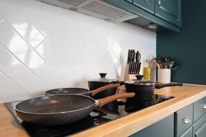 Fridge, microwave, oven, stovetop - 3BR Georgian Home | BBQ Garden | Parking | Central (Norwich)