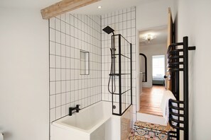 Amenidades de baño gratuitas, secadora de cabello, toallas 