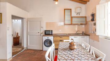 Frigorifero, microonde, piano cottura, macchina per tè/caffè