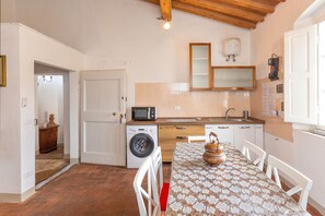 Jääkaappi, mikroaaltouuni, liesi, kahvin-/teenkeitin