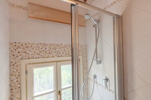 Dusche, Haartrockner, Handtücher