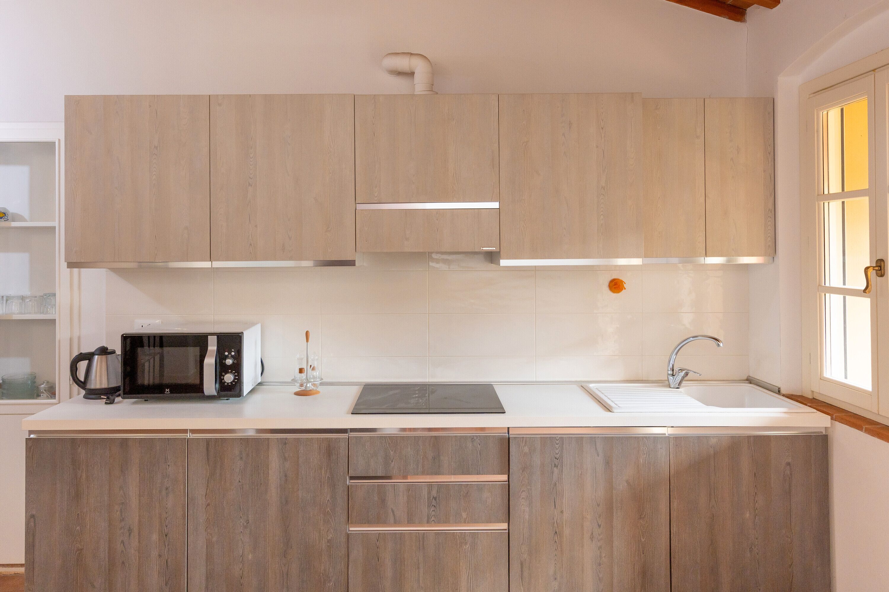 Frigorifero, microonde, piano cottura, lavastoviglie