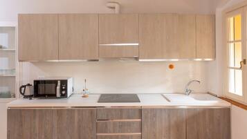 Réfrigérateur, micro-ondes, plaque de cuisson, lave-vaisselle