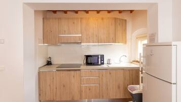 Frigorifero, microonde, piano cottura, lavastoviglie