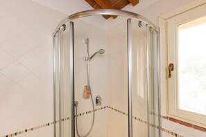 Shower, hair dryer, towels - Apartment 'Evelina' with Shared Garden and Wi-Fi (Donoratico)