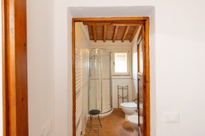 Shower, hair dryer, towels - Apartment 'Evelina' with Shared Garden and Wi-Fi (Donoratico)